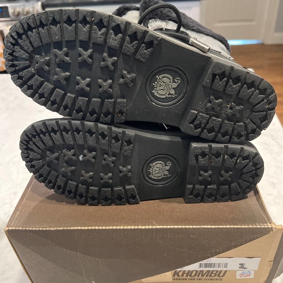 NIB Khombu Birch Women’s Faux Fur Snow Boot Waterproof Black Silver Sz: 8‎ - Picture 7 of 8